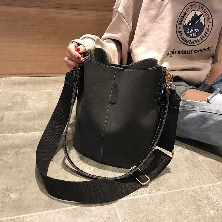 Large-Capacity Textured Bucket Bag Wide Band Shoulder Messenger Bag Hanzuva