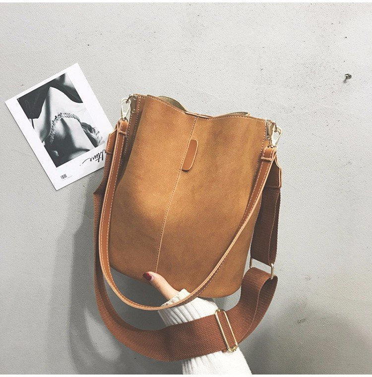 Large-Capacity Textured Bucket Bag Wide Band Shoulder Messenger Bag Hanzuva